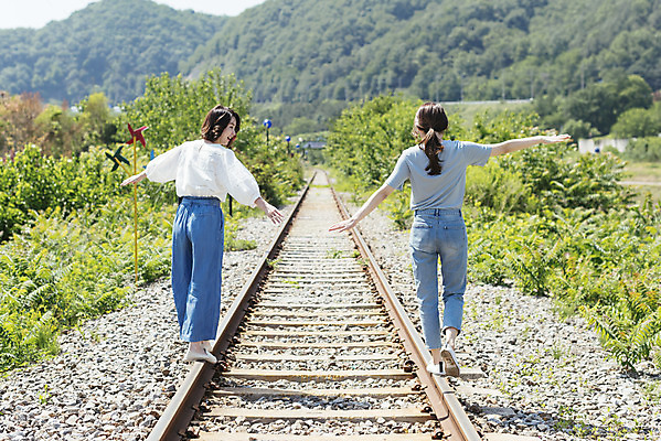 포토 JPG 주간 전신 여자 딸 행복 40대 중년 여행 데이트 가족 모녀 엄마 팔벌리기 휴가 20대 청년 성인 야외 두명 뒷모습 걷기 맑음 봄 기찻길 한국인 자녀 가족라이프 즐거움 효도 효도관광 양평 중심잡기 성인여자만 국내포토 자연요소 라이프스타일 계절 감정 뷰포인트 컨셉 관계 모션 날씨 사람 동양인 경기도 여자만 성인만 파일형식