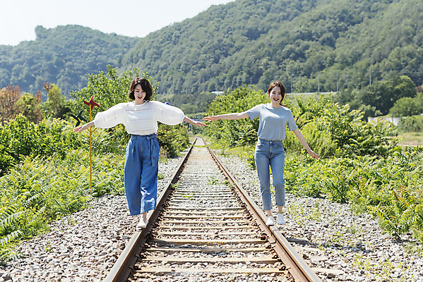 포토 JPG 주간 전신 여자 딸 행복 40대 중년 여행 데이트 가족 모녀 엄마 팔벌리기 휴가 미소 20대 청년 성인 야외 두명 앞모습 걷기 맑음 봄 기찻길 한국인 자녀 가족라이프 즐거움 효도 효도관광 양평 중심잡기 성인여자만 국내포토 자연요소 라이프스타일 계절 감정 뷰포인트 컨셉 관계 모션 날씨 표정 사람 동양인 경기도 여자만 성인만 파일형식