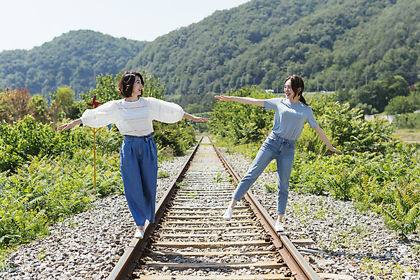 포토 JPG 주간 전신 여자 딸 행복 40대 중년 여행 데이트 가족 모녀 엄마 팔벌리기 휴가 미소 20대 청년 성인 야외 두명 앞모습 걷기 맑음 봄 기찻길 한국인 자녀 가족라이프 즐거움 효도 효도관광 양평 중심잡기 성인여자만 국내포토 자연요소 라이프스타일 계절 감정 뷰포인트 컨셉 관계 모션 날씨 표정 사람 동양인 경기도 여자만 성인만 파일형식
