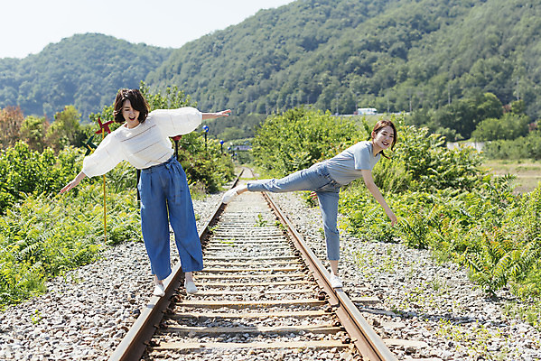 포토 JPG 주간 전신 여자 딸 행복 40대 중년 여행 데이트 가족 모녀 엄마 팔벌리기 휴가 미소 20대 청년 성인 야외 두명 앞모습 걷기 맑음 봄 기찻길 한국인 자녀 가족라이프 즐거움 효도 효도관광 양평 중심잡기 성인여자만 국내포토 자연요소 라이프스타일 계절 감정 뷰포인트 컨셉 관계 모션 날씨 표정 사람 동양인 경기도 여자만 성인만 파일형식