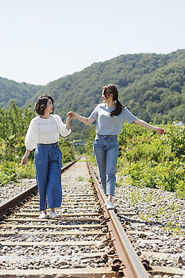 포토 JPG 주간 전신 여자 딸 행복 40대 중년 여행 데이트 가족 모녀 엄마 휴가 미소 20대 청년 성인 야외 두명 앞모습 마주보기 걷기 손잡기 맑음 봄 기찻길 한국인 자녀 가족라이프 즐거움 효도 효도관광 양평 중심잡기 성인여자만 국내포토 자연요소 라이프스타일 계절 감정 뷰포인트 컨셉 관계 모션 날씨 표정 사람 동양인 경기도 여자만 성인만 파일형식
