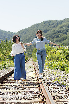 포토 JPG 주간 전신 여자 딸 행복 40대 중년 여행 데이트 가족 모녀 엄마 휴가 미소 20대 청년 성인 야외 두명 앞모습 걷기 손잡기 맑음 봄 기찻길 한국인 자녀 가족라이프 즐거움 효도 효도관광 양평 중심잡기 성인여자만 국내포토 자연요소 라이프스타일 계절 감정 뷰포인트 컨셉 관계 모션 날씨 표정 사람 동양인 경기도 여자만 성인만 파일형식