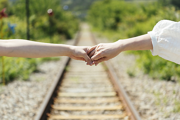 포토 JPG 주간 손 여자 딸 행복 40대 중년 여행 데이트 가족 모녀 엄마 휴가 근접촬영 20대 청년 성인 야외 두명 아웃포커스 신체부위 손잡기 맑음 봄 기찻길 한국인 자녀 가족라이프 즐거움 효도 효도관광 양평 성인여자만 국내포토 자연요소 라이프스타일 계절 감정 뷰포인트 컨셉 관계 모션 날씨 촬영기법 사람 동양인 경기도 여자만 성인만 파일형식