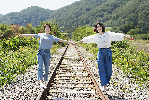 포토 JPG 주간 전신 여자 딸 행복 40대 중년 여행 데이트 가족 모녀 엄마 휴가 미소 20대 청년 성인 야외 두명 앞모습 걷기 손잡기 맑음 봄 기찻길 한국인 자녀 가족라이프 즐거움 효도 효도관광 양평 중심잡기 성인여자만 국내포토 자연요소 라이프스타일 계절 감정 뷰포인트 컨셉 관계 모션 날씨 표정 사람 동양인 경기도 여자만 성인만 파일형식