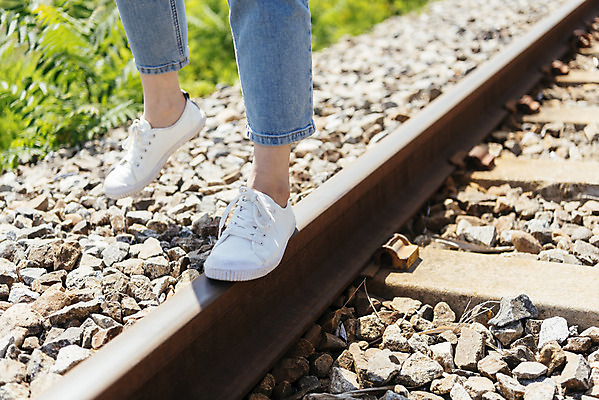 포토 JPG 주간 여자 딸 행복 여행 휴가 한명 20대 청년 성인 야외 신체부위 걷기 맑음 봄 기찻길 한국인 하반신 다리 가족라이프 즐거움 양평 중심잡기 성인여자만 성인여자한명만 국내포토 자연요소 1 라이프스타일 계절 감정 가족 모션 날씨 사람 동양인 경기도 여자만 여자한명만 성인만 파일형식