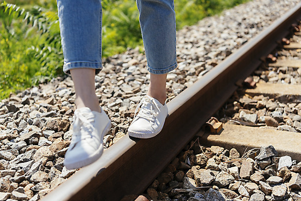 포토 JPG 주간 여자 딸 행복 여행 휴가 한명 20대 청년 성인 야외 신체부위 걷기 맑음 봄 기찻길 한국인 하반신 다리 가족라이프 즐거움 양평 중심잡기 성인여자만 성인여자한명만 국내포토 자연요소 1 라이프스타일 계절 감정 가족 모션 날씨 사람 동양인 경기도 여자만 여자한명만 성인만 파일형식