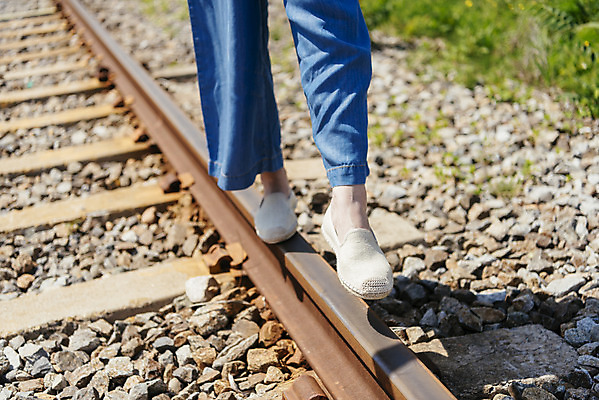 포토 JPG 주간 여자 행복 40대 중년 여행 엄마 휴가 한명 야외 신체부위 걷기 맑음 봄 기찻길 한국인 하반신 다리 가족라이프 즐거움 양평 중심잡기 성인여자만 중년여자한명만 국내포토 자연요소 1 라이프스타일 계절 감정 가족 모션 날씨 사람 동양인 성인 경기도 여자만 여자한명만 중년여자만 성인만 파일형식
