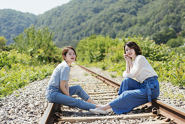 포토 JPG 주간 전신 여자 딸 행복 40대 중년 여행 데이트 가족 모녀 엄마 휴가 휴식 미소 앉기 20대 청년 성인 야외 두명 옆모습 맑음 봄 기찻길 한국인 자녀 가족라이프 즐거움 효도 효도관광 양평 성인여자만 국내포토 자연요소 라이프스타일 계절 감정 뷰포인트 컨셉 관계 모션 날씨 표정 사람 동양인 경기도 여자만 성인만 파일형식