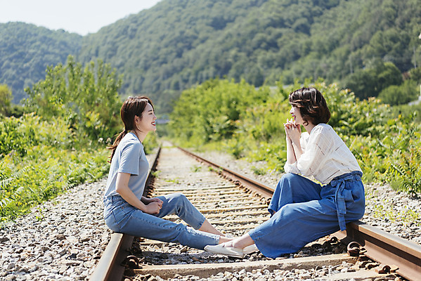 포토 JPG 주간 전신 여자 딸 행복 40대 중년 여행 데이트 가족 모녀 엄마 휴가 휴식 미소 앉기 20대 청년 성인 야외 두명 옆모습 마주보기 맑음 봄 기찻길 한국인 자녀 가족라이프 즐거움 효도 효도관광 양평 성인여자만 국내포토 자연요소 라이프스타일 계절 감정 뷰포인트 컨셉 관계 모션 날씨 표정 사람 동양인 경기도 여자만 성인만 파일형식