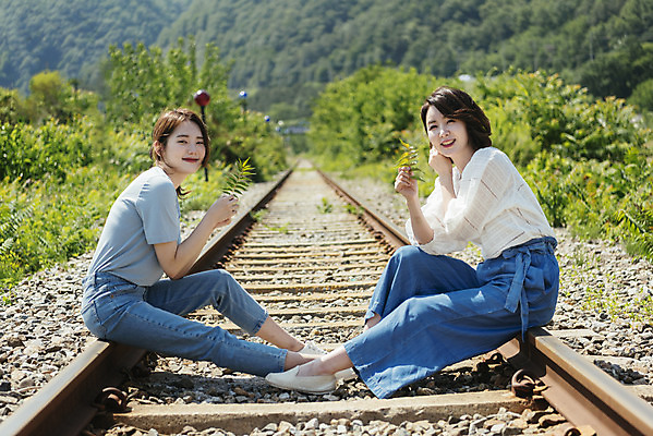 포토 JPG 주간 전신 여자 딸 행복 40대 중년 여행 데이트 가족 모녀 엄마 휴가 휴식 미소 앉기 20대 청년 성인 야외 두명 옆모습 맑음 봄 기찻길 한국인 자녀 가족라이프 즐거움 효도 효도관광 양평 성인여자만 국내포토 자연요소 라이프스타일 계절 감정 뷰포인트 컨셉 관계 모션 날씨 표정 사람 동양인 경기도 여자만 성인만 파일형식
