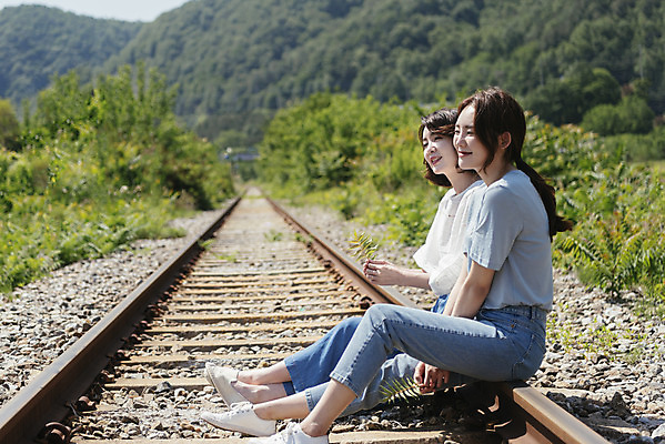 포토 JPG 주간 전신 여자 딸 행복 40대 중년 여행 데이트 가족 모녀 엄마 휴가 휴식 미소 앉기 20대 청년 성인 야외 두명 옆모습 맑음 봄 기찻길 한국인 자녀 가족라이프 즐거움 효도 효도관광 양평 성인여자만 국내포토 자연요소 라이프스타일 계절 감정 뷰포인트 컨셉 관계 모션 날씨 표정 사람 동양인 경기도 여자만 성인만 파일형식