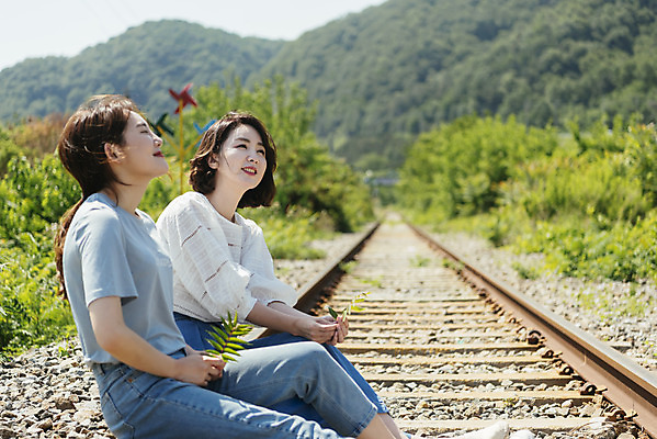 포토 JPG 주간 여자 딸 행복 40대 중년 여행 데이트 가족 모녀 엄마 휴가 휴식 미소 앉기 상반신 20대 청년 성인 야외 두명 옆모습 맑음 봄 기찻길 한국인 자녀 가족라이프 즐거움 효도 효도관광 양평 성인여자만 국내포토 자연요소 라이프스타일 계절 감정 뷰포인트 컨셉 관계 모션 날씨 표정 사람 동양인 경기도 여자만 성인만 파일형식