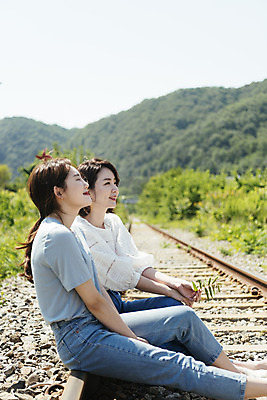 포토 JPG 주간 여자 딸 행복 40대 중년 여행 데이트 가족 모녀 엄마 휴가 휴식 미소 앉기 상반신 20대 청년 성인 야외 두명 옆모습 맑음 봄 기찻길 한국인 자녀 가족라이프 즐거움 효도 효도관광 양평 성인여자만 국내포토 자연요소 라이프스타일 계절 감정 뷰포인트 컨셉 관계 모션 날씨 표정 사람 동양인 경기도 여자만 성인만 파일형식