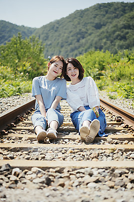 포토 JPG 주간 전신 여자 딸 행복 40대 중년 여행 데이트 가족 모녀 엄마 휴가 휴식 미소 앉기 20대 청년 성인 야외 두명 앞모습 맑음 기댐 봄 기찻길 한국인 자녀 가족라이프 즐거움 효도 효도관광 양평 성인여자만 국내포토 자연요소 라이프스타일 계절 감정 뷰포인트 컨셉 관계 모션 날씨 표정 사람 동양인 경기도 여자만 성인만 파일형식