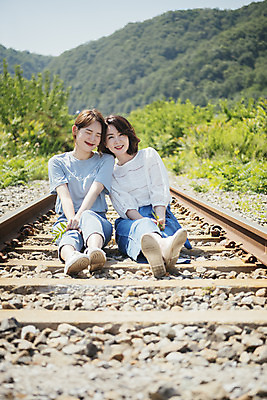 포토 JPG 주간 전신 여자 딸 행복 40대 중년 여행 데이트 가족 모녀 엄마 휴가 휴식 미소 앉기 20대 청년 성인 야외 두명 앞모습 맑음 기댐 봄 기찻길 한국인 자녀 가족라이프 즐거움 효도 효도관광 양평 성인여자만 국내포토 자연요소 라이프스타일 계절 감정 뷰포인트 컨셉 관계 모션 날씨 표정 사람 동양인 경기도 여자만 성인만 파일형식