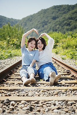 포토 JPG 주간 전신 여자 딸 행복 40대 중년 여행 데이트 가족 모녀 엄마 휴가 휴식 사랑 미소 앉기 20대 청년 성인 야외 두명 앞모습 맑음 봄 기찻길 한국인 자녀 가족라이프 즐거움 효도 효도관광 손하트 양평 성인여자만 국내포토 자연요소 라이프스타일 계절 감정 뷰포인트 컨셉 관계 모션 날씨 표정 사람 동양인 손짓 경기도 여자만 성인만 파일형식