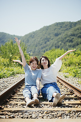 포토 JPG 주간 전신 여자 딸 행복 40대 중년 여행 데이트 가족 모녀 엄마 휴가 휴식 미소 앉기 20대 청년 성인 야외 두명 앞모습 손들기 맑음 봄 기찻길 한국인 자녀 가족라이프 즐거움 효도 효도관광 양평 성인여자만 국내포토 자연요소 라이프스타일 계절 감정 뷰포인트 컨셉 관계 모션 날씨 표정 사람 동양인 경기도 여자만 성인만 파일형식