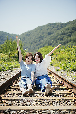 포토 JPG 주간 전신 여자 딸 행복 40대 중년 여행 데이트 가족 모녀 엄마 휴가 휴식 미소 앉기 20대 청년 성인 야외 두명 앞모습 손들기 맑음 봄 기찻길 한국인 자녀 가족라이프 즐거움 효도 효도관광 양평 성인여자만 국내포토 자연요소 라이프스타일 계절 감정 뷰포인트 컨셉 관계 모션 날씨 표정 사람 동양인 경기도 여자만 성인만 파일형식