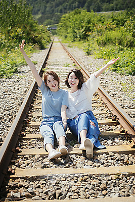 포토 JPG 주간 전신 여자 딸 행복 40대 중년 여행 데이트 가족 모녀 엄마 휴가 휴식 미소 앉기 20대 청년 성인 야외 두명 앞모습 손들기 맑음 봄 기찻길 한국인 자녀 가족라이프 즐거움 효도 효도관광 양평 성인여자만 국내포토 자연요소 라이프스타일 계절 감정 뷰포인트 컨셉 관계 모션 날씨 표정 사람 동양인 경기도 여자만 성인만 파일형식