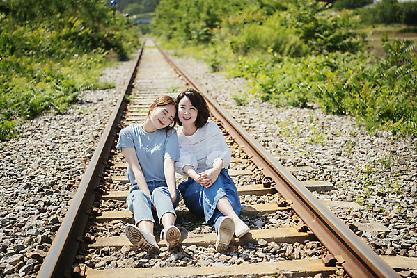 포토 JPG 주간 전신 여자 딸 행복 40대 중년 여행 데이트 가족 모녀 엄마 휴가 휴식 미소 앉기 20대 청년 성인 야외 두명 앞모습 맑음 기댐 봄 기찻길 한국인 자녀 가족라이프 즐거움 효도 효도관광 양평 성인여자만 국내포토 자연요소 라이프스타일 계절 감정 뷰포인트 컨셉 관계 모션 날씨 표정 사람 동양인 경기도 여자만 성인만 파일형식