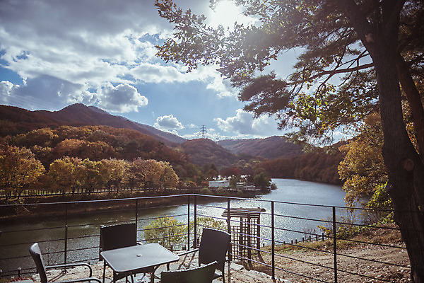 포토 JPG 주간 나무 구름 여행 단풍 낙엽 하늘 단풍나무 한국 풍경 사람없음 야외 관광지 햇빛 가을풍경 맑음 가을 숲 국내여행 야외테라스 국내포토 양주시 자연요소 식물 계절 아시아 잎 날씨 태양 발코니 경기도 파일형식 가을_계절