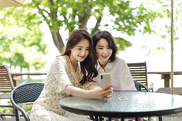 포토 JPG 주간 여자 딸 40대 중년 여행 데이트 가족 모녀 엄마 함께함 미소 상반신 20대 성인 야외 두명 앞모습 스마트폰 다정 봄 카페 한국인 셀프카메라 즐거움 효도 국내여행 남한강 두물머리 여자만 국내포토 자연요소 계절 감정 뷰포인트 컨셉 관계 표정 사람 동양인 청년 핸드폰 스마트기기 강 상점 사진촬영 양평 파일형식