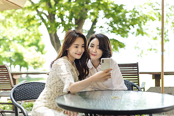 포토 JPG 주간 여자 딸 40대 중년 여행 데이트 가족 모녀 엄마 함께함 미소 상반신 20대 성인 야외 두명 앞모습 스마트폰 다정 봄 카페 한국인 셀프카메라 즐거움 효도 국내여행 남한강 두물머리 여자만 국내포토 자연요소 계절 감정 뷰포인트 컨셉 관계 표정 사람 동양인 청년 핸드폰 스마트기기 강 상점 사진촬영 양평 파일형식