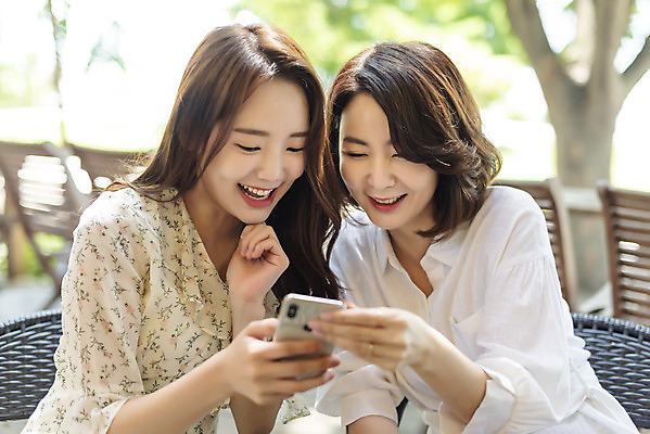 포토 JPG 주간 응시 여자 딸 40대 중년 여행 데이트 가족 모녀 엄마 함께함 미소 상반신 20대 성인 야외 두명 앞모습 스마트폰 다정 봄 카페 한국인 즐거움 효도 국내여행 남한강 두물머리 여자만 국내포토 자연요소 시선 계절 감정 뷰포인트 컨셉 관계 표정 사람 동양인 청년 핸드폰 스마트기기 강 상점 양평 파일형식