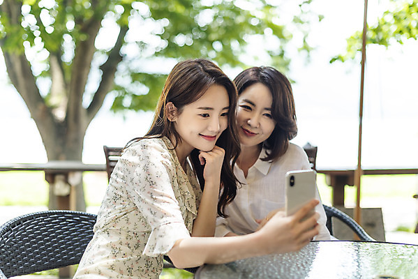 포토 JPG 주간 여자 딸 40대 중년 여행 데이트 가족 모녀 엄마 함께함 미소 상반신 20대 성인 야외 두명 앞모습 스마트폰 다정 봄 카페 한국인 셀프카메라 즐거움 효도 국내여행 남한강 두물머리 여자만 국내포토 자연요소 계절 감정 뷰포인트 컨셉 관계 표정 사람 동양인 청년 핸드폰 스마트기기 강 상점 사진촬영 양평 파일형식