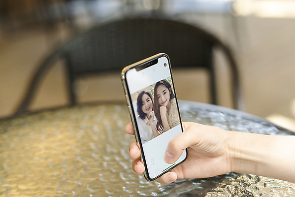 포토 JPG 주간 손 여자 딸 40대 중년 여행 데이트 가족 모녀 엄마 함께함 미소 들기 20대 성인 야외 두명 아웃포커스 신체부위 스마트폰 다정 봄 카페 한국인 셀프카메라 즐거움 효도 국내여행 남한강 두물머리 여자만 국내포토 자연요소 계절 감정 컨셉 관계 모션 촬영기법 표정 사람 동양인 청년 핸드폰 스마트기기 강 상점 사진촬영 양평 파일형식