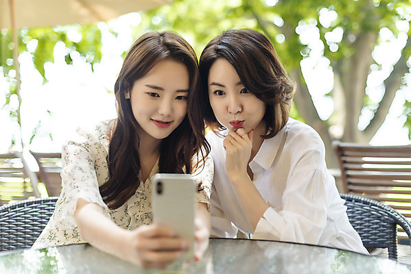 포토 JPG 주간 응시 여자 딸 40대 중년 여행 데이트 가족 모녀 엄마 함께함 미소 상반신 20대 성인 야외 두명 앞모습 스마트폰 다정 봄 카페 한국인 셀프카메라 즐거움 효도 국내여행 남한강 두물머리 여자만 국내포토 자연요소 시선 계절 감정 뷰포인트 컨셉 관계 표정 사람 동양인 청년 핸드폰 스마트기기 강 상점 사진촬영 양평 파일형식