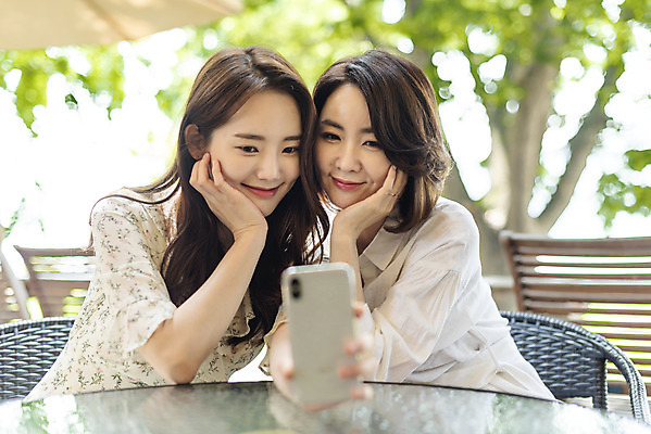 포토 JPG 주간 여자 딸 40대 중년 여행 데이트 가족 모녀 엄마 함께함 미소 상반신 20대 성인 야외 두명 앞모습 스마트폰 턱괴기 다정 봄 카페 한국인 셀프카메라 즐거움 효도 국내여행 남한강 두물머리 여자만 국내포토 자연요소 계절 감정 뷰포인트 컨셉 관계 모션 표정 사람 동양인 청년 핸드폰 스마트기기 강 상점 사진촬영 양평 파일형식