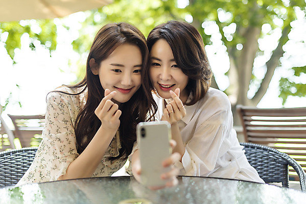 포토 JPG 주간 여자 딸 40대 중년 여행 데이트 가족 모녀 엄마 함께함 미소 상반신 20대 성인 야외 두명 앞모습 스마트폰 다정 봄 카페 한국인 셀프카메라 즐거움 효도 손하트 국내여행 남한강 두물머리 여자만 국내포토 자연요소 계절 감정 뷰포인트 컨셉 관계 표정 사람 동양인 손짓 청년 핸드폰 스마트기기 강 상점 사진촬영 양평 파일형식