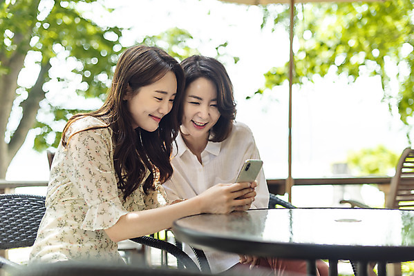 포토 JPG 주간 여자 딸 40대 중년 여행 데이트 가족 모녀 엄마 함께함 미소 상반신 20대 성인 야외 두명 옆모습 스마트폰 다정 봄 카페 한국인 셀프카메라 즐거움 효도 국내여행 남한강 두물머리 여자만 국내포토 자연요소 계절 감정 뷰포인트 컨셉 관계 표정 사람 동양인 청년 핸드폰 스마트기기 강 상점 사진촬영 양평 파일형식