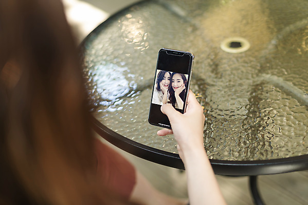 포토 JPG 주간 손 여자 딸 40대 중년 여행 데이트 가족 모녀 엄마 함께함 미소 들기 20대 성인 야외 두명 아웃포커스 신체부위 스마트폰 다정 봄 카페 한국인 셀프카메라 즐거움 효도 국내여행 남한강 두물머리 여자만 국내포토 자연요소 계절 감정 컨셉 관계 모션 촬영기법 표정 사람 동양인 청년 핸드폰 스마트기기 강 상점 사진촬영 양평 파일형식