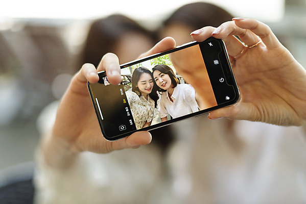 포토 JPG 주간 여자 딸 40대 중년 여행 데이트 가족 모녀 엄마 함께함 미소 상반신 20대 성인 야외 두명 앞모습 아웃포커스 스마트폰 사진촬영 다정 봄 카페 한국인 셀프카메라 즐거움 효도 국내여행 남한강 두물머리 여자만 국내포토 자연요소 계절 감정 뷰포인트 컨셉 관계 촬영기법 표정 사람 동양인 청년 핸드폰 스마트기기 강 상점 촬영 양평 파일형식