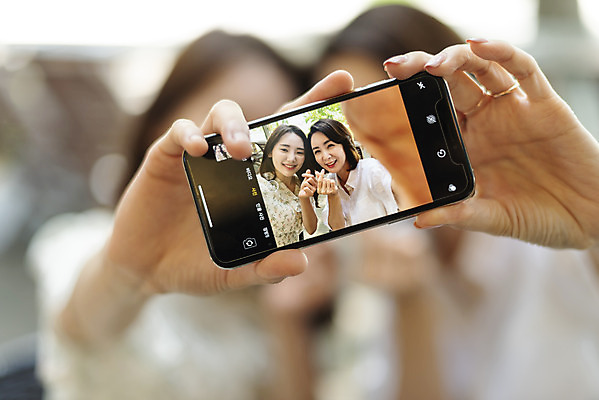 포토 JPG 주간 여자 딸 40대 중년 여행 데이트 가족 모녀 엄마 함께함 미소 상반신 20대 성인 야외 두명 앞모습 아웃포커스 스마트폰 사진촬영 다정 봄 카페 한국인 셀프카메라 즐거움 효도 국내여행 남한강 두물머리 여자만 국내포토 자연요소 계절 감정 뷰포인트 컨셉 관계 촬영기법 표정 사람 동양인 청년 핸드폰 스마트기기 강 상점 촬영 양평 파일형식