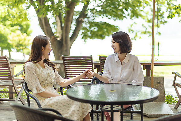 포토 JPG 주간 여자 딸 40대 중년 여행 데이트 가족 모녀 엄마 함께함 대화 미소 상반신 20대 성인 야외 두명 앞모습 마주보기 손잡기 다정 봄 카페 한국인 즐거움 효도 국내여행 남한강 두물머리 여자만 국내포토 자연요소 계절 감정 뷰포인트 컨셉 관계 모션 표정 말하기 사람 동양인 청년 강 상점 양평 파일형식