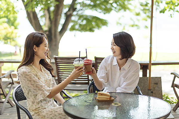 포토 JPG 주간 여자 딸 음료 40대 중년 여행 데이트 가족 모녀 엄마 함께함 대화 미소 상반신 20대 성인 야외 두명 앞모습 옆모습 마주보기 케이크 다정 봄 카페 한국인 즐거움 효도 국내여행 남한강 두물머리 여자만 국내포토 자연요소 계절 감정 뷰포인트 컨셉 관계 모션 디저트 표정 말하기 사람 동양인 청년 강 상점 양평 파일형식