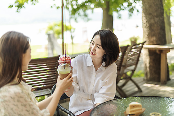 포토 JPG 주간 여자 딸 음료 40대 중년 여행 데이트 가족 모녀 엄마 함께함 대화 미소 들기 상반신 20대 성인 야외 두명 앞모습 옆모습 케이크 다정 봄 카페 한국인 즐거움 효도 국내여행 남한강 두물머리 여자만 국내포토 자연요소 계절 감정 뷰포인트 컨셉 관계 모션 디저트 표정 말하기 사람 동양인 청년 강 상점 양평 파일형식