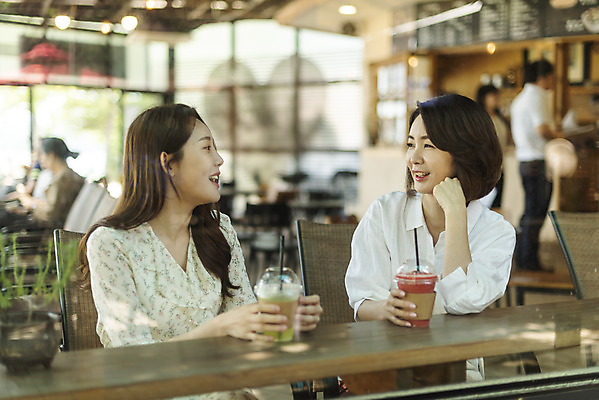 포토 JPG 주간 여자 딸 음료 40대 중년 여행 데이트 가족 모녀 엄마 함께함 대화 미소 상반신 20대 성인 야외 두명 앞모습 턱괴기 다정 봄 카페 한국인 즐거움 효도 국내여행 남한강 두물머리 여자만 국내포토 자연요소 계절 감정 뷰포인트 컨셉 관계 모션 표정 말하기 사람 동양인 청년 강 상점 양평 파일형식