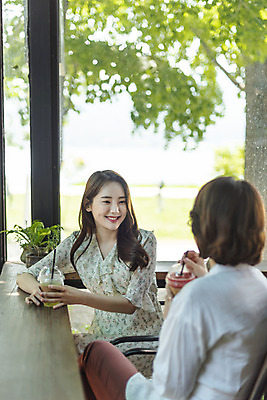 포토 JPG 주간 여자 딸 음료 40대 중년 여행 데이트 가족 모녀 엄마 함께함 대화 미소 상반신 20대 성인 야외 두명 앞모습 옆모습 다정 봄 카페 한국인 즐거움 효도 국내여행 남한강 두물머리 여자만 국내포토 자연요소 계절 감정 뷰포인트 컨셉 관계 표정 말하기 사람 동양인 청년 강 상점 양평 파일형식