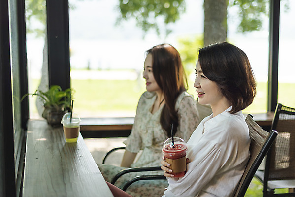 포토 JPG 주간 응시 여자 딸 음료 40대 중년 여행 데이트 가족 모녀 엄마 함께함 미소 들기 상반신 20대 성인 야외 두명 옆모습 다정 봄 카페 한국인 즐거움 효도 국내여행 남한강 두물머리 여자만 국내포토 자연요소 시선 계절 감정 뷰포인트 컨셉 관계 모션 표정 사람 동양인 청년 강 상점 양평 파일형식