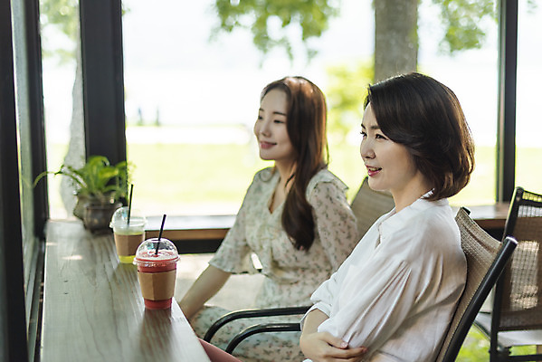 포토 JPG 주간 응시 여자 딸 음료 40대 중년 여행 데이트 가족 모녀 엄마 함께함 미소 상반신 20대 성인 야외 두명 옆모습 다정 봄 카페 한국인 즐거움 효도 국내여행 남한강 두물머리 여자만 국내포토 자연요소 시선 계절 감정 뷰포인트 컨셉 관계 표정 사람 동양인 청년 강 상점 양평 파일형식