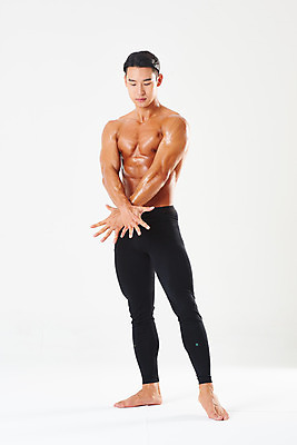 포토 JPG 스튜디오촬영 전신 남자 포즈 다이어트 근육 실내 건강 한명 서기 누끼 손짓 20대 성인 앞모습 운동 헬스 힘 한국인 웨이트트레이닝 보디빌딩 보디빌더 흰배경 트레이너 바디케어 복근 성인남자한명만 바디프로필 국내포토 1 뷰포인트 백그라운드 모션 사람 동양인 청년 내부 흰색 남자한명만 성인남자만 파일형식
