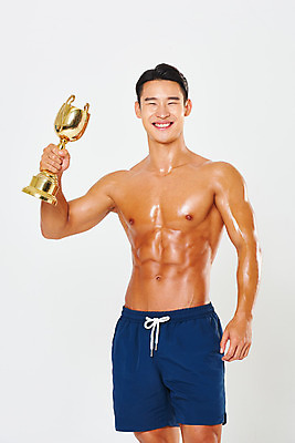 포토 JPG 스튜디오촬영 남자 다이어트 근육 실내 건강 한명 서기 미소 들기 누끼 상반신 20대 성인 앞모습 운동 헬스 힘 한국인 우승 웨이트트레이닝 보디빌딩 보디빌더 트로피 흰배경 트레이너 바디케어 복근 성인남자한명만 바디프로필 국내포토 1 뷰포인트 백그라운드 모션 표정 사람 동양인 청년 내부 흰색 최고 상_우승 남자한명만 성인남자만 파일형식