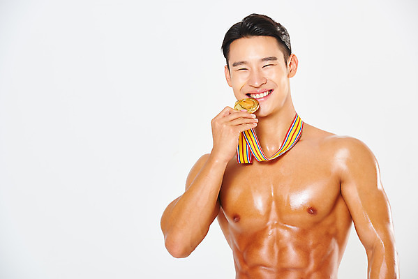 포토 JPG 스튜디오촬영 남자 다이어트 근육 실내 건강 한명 서기 미소 누끼 상반신 20대 성인 앞모습 운동 헬스 힘 한국인 우승 웨이트트레이닝 물기 보디빌딩 보디빌더 메달 흰배경 트레이너 금메달 바디케어 복근 성인남자한명만 바디프로필 국내포토 1 뷰포인트 백그라운드 모션 표정 사람 동양인 청년 내부 흰색 최고 상_상패 남자한명만 성인남자만 파일형식
