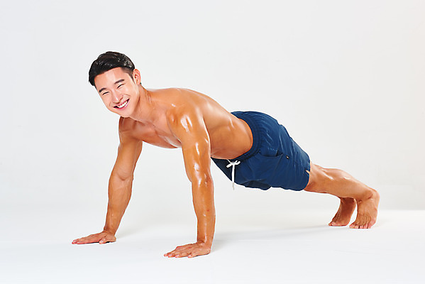 포토 JPG 스튜디오촬영 전신 남자 다이어트 근육 실내 건강 한명 미소 누끼 20대 성인 옆모습 운동 헬스 힘 한국인 웨이트트레이닝 보디빌딩 보디빌더 팔굽혀펴기 흰배경 트레이너 바디케어 복근 성인남자한명만 맨몸운동 국내포토 1 뷰포인트 백그라운드 표정 사람 동양인 청년 내부 흰색 남자한명만 성인남자만 파일형식