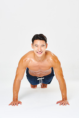 포토 JPG 스튜디오촬영 전신 남자 다이어트 근육 실내 건강 한명 미소 누끼 20대 성인 앞모습 운동 헬스 힘 한국인 웨이트트레이닝 보디빌딩 보디빌더 팔굽혀펴기 흰배경 트레이너 바디케어 복근 성인남자한명만 맨몸운동 국내포토 1 뷰포인트 백그라운드 표정 사람 동양인 청년 내부 흰색 남자한명만 성인남자만 파일형식