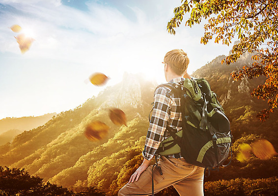 PSD 서양인 외국인 편집이미지 남자 단풍 하늘 산 따뜻함 한명 사람 풍경 상반신 20대 성인 뒷모습 가을풍경 등산 감상 가을 산행 가을여행 산정상 성인남자한명만 이미지편집 1 계절 뷰포인트 여행 잎 인종 청년 트래킹 정상 남자한명만 성인남자만 파일형식 가을_계절